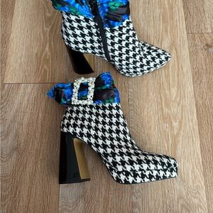 Stylish Houndstooth Ankle Boots with Blue Accents
